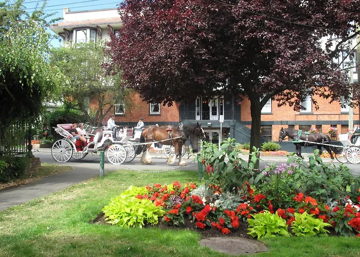 James Bay Inn Hotel, Suites & Cottage