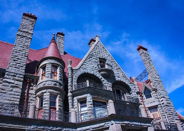 James Bay Inn Hotel, Suites & Cottage